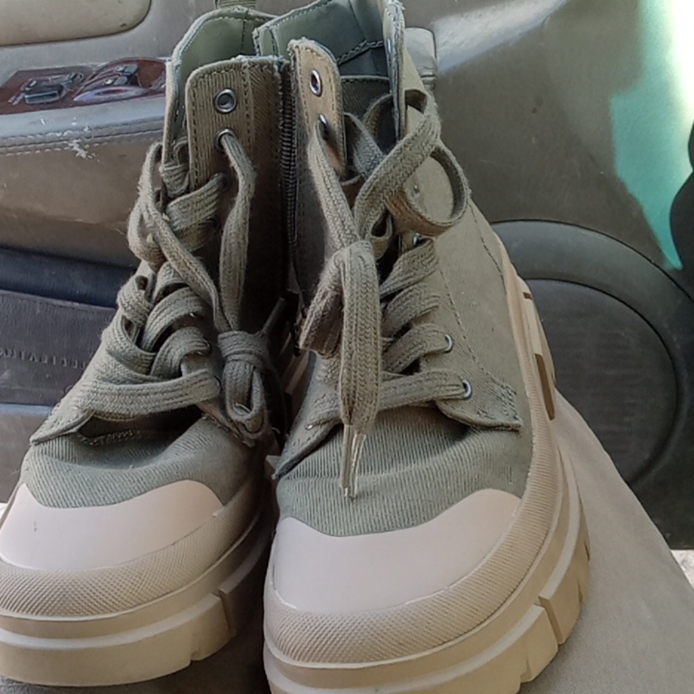 Combat boots